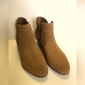 Clarks Adreena Ease suede ankle boots booties Dark Khaki, size 8.